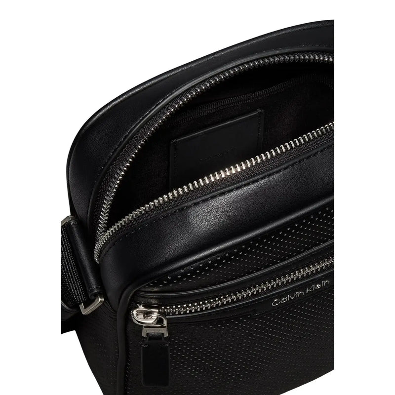 Schwarzes Leder Calvin Klein Perforierte Reportertasche für Herren mit silbernen Reißverschlüssen und strukturierter Oberfläche, Größe B 6 H 21 L 6