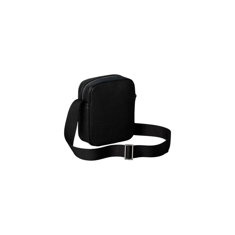Calvin Klein Schwarze, perforierte Herren-Umhängetasche aus strukturiertem Leder mit silberner Schnalle und verstellbarem Riemen.