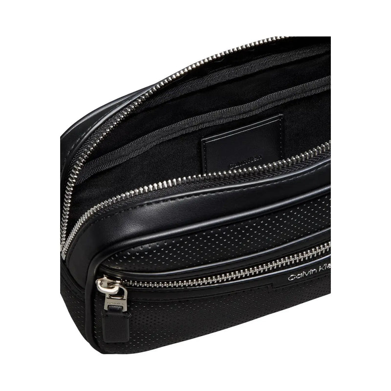 Calvin Klein Schwarze, perforierte Herren-Umhängetasche aus Polyurethan mit silbernen Reißverschlüssen und kompaktem Design