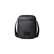 Schwarze Calvin Klein Herren-Puffertasche im Reporterstil mit elegantem, minimalistischem Design und dezentem Markenlogo auf der Vorderseite, Größe W16