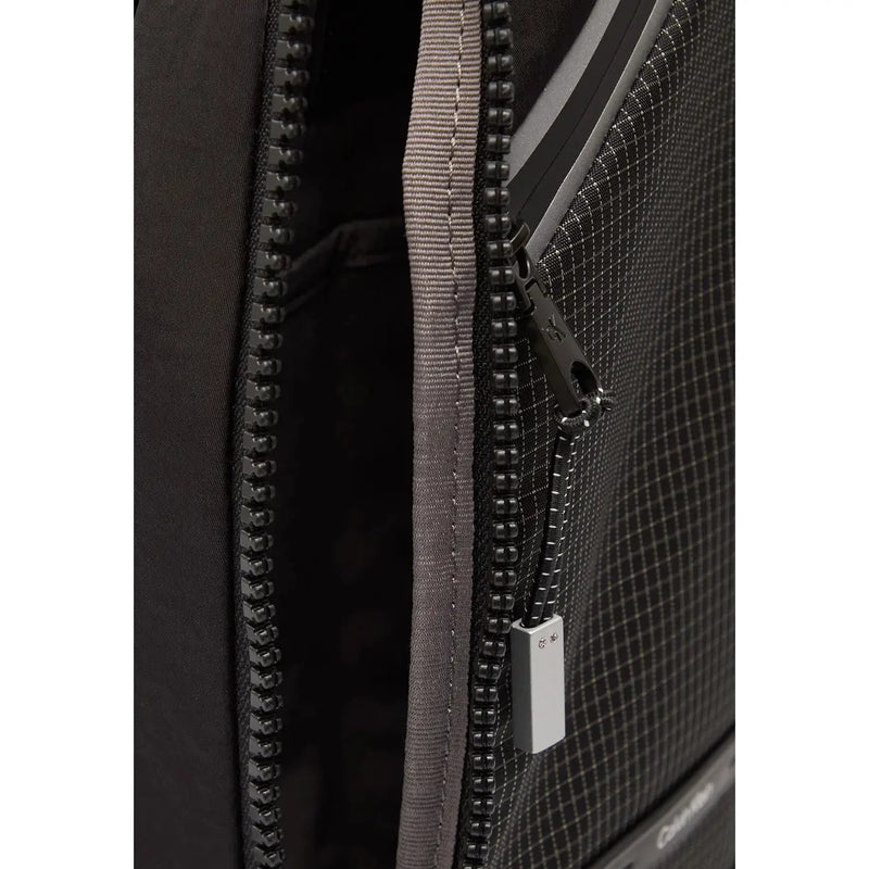 Calvin Klein Schwarze Herren-Schultertasche aus Polyamid mit strukturiertem Gittermuster und grauen Reißverschlussanhängern, 20 x 36 x 5 cm