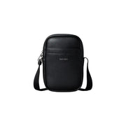 Schwarze Calvin Klein Herren-Schultertasche aus strukturiertem Polyurethanleder mit minimalistischem Design, 11,5 x 18 x 5 cm