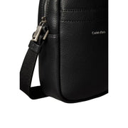 Calvin Klein Schwarze Herren-Schultertasche aus genarbtem Leder mit silberfarbenem Reißverschluss und verstellbarem Schultergurt