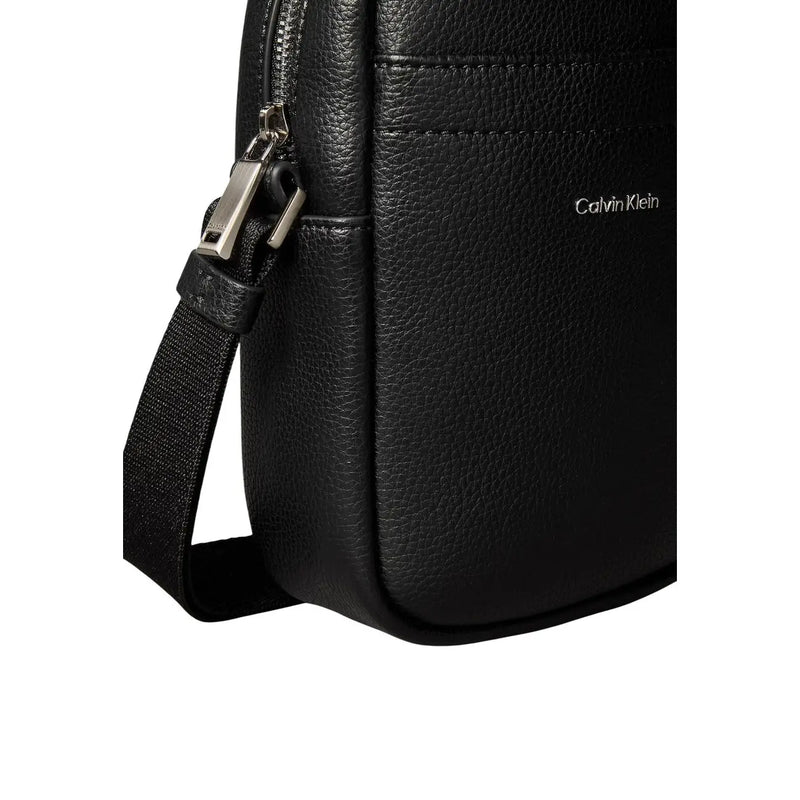 Calvin Klein Schwarze Herren-Schultertasche aus genarbtem Leder mit silberfarbenem Reißverschluss und verstellbarem Schultergurt