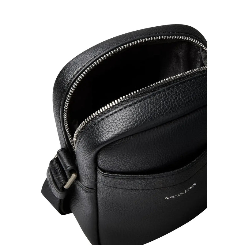 Calvin Klein Schwarze Herren-Schultertasche aus genarbtem Polyurethanleder mit silberfarbenem Reißverschluss und verstellbarem Schultergurt