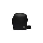 Schwarze Calvin Klein Herren-Schultertasche aus strukturiertem Leder mit elegantem, minimalistischem Design und dezentem Markenlogo auf der Vorderseite.