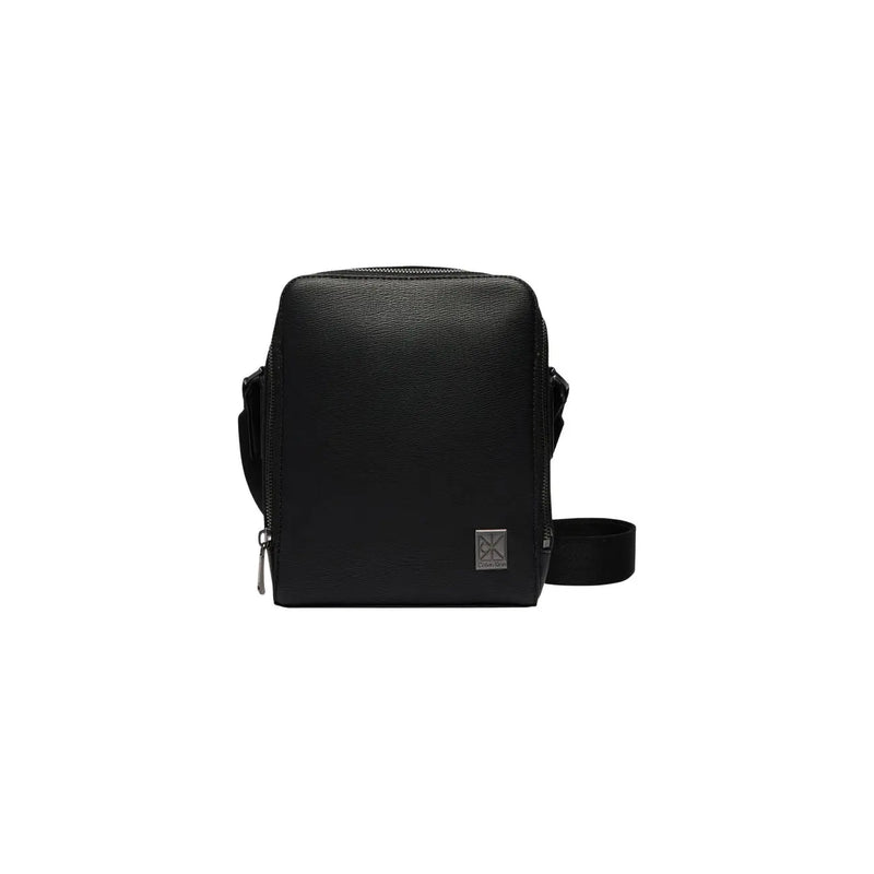 Schwarze Calvin Klein Herren-Schultertasche aus strukturiertem Leder mit elegantem, minimalistischem Design und dezentem Markenlogo auf der Vorderseite.