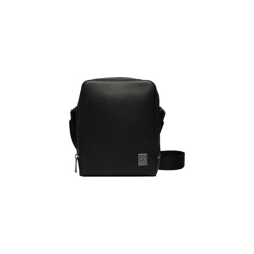 Schwarze Calvin Klein Herren-Schultertasche aus strukturiertem Leder mit elegantem, minimalistischem Design und dezentem Markenlogo auf der Vorderseite.