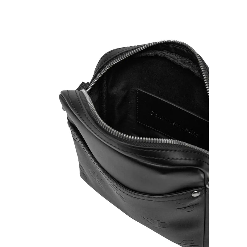 Schwarz Calvin Klein Umhängetasche aus Leder mit Logoprägung und silberfarbenem Reißverschluss für Herren, Schultertragegröße: 18 x 21 cm (Polyester)