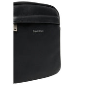 Calvin Klein Schwarze Herren-Schultertasche aus Leder mit silberfarbenen Beschlägen und Reißverschlusstaschen, 18 x 23 x 7 cm
