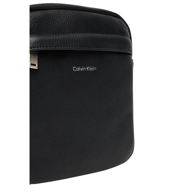 Calvin Klein Schwarze Herren-Schultertasche aus Leder mit silberfarbenen Beschlägen und Reißverschlusstaschen, 18 x 23 x 7 cm