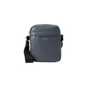 Dunkelgrau Calvin Klein Herren-Schultertasche mit schwarzem Riemen, silberfarbenen Beschlägen und schwarzen Reißverschlusstaschen, Maße: 18 x 23 x 7 cm