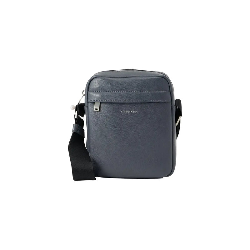 Dunkelgrau Calvin Klein Herren-Schultertasche mit schwarzem Riemen, silberfarbenen Beschlägen und schwarzen Reißverschlusstaschen, Maße: 18 x 23 x 7 cm
