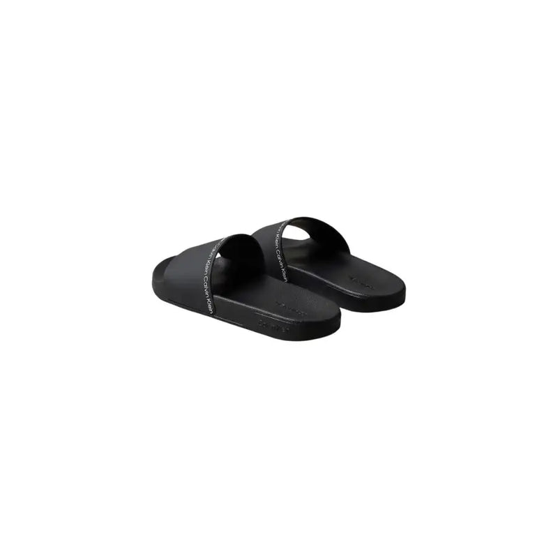 Schwarze Calvin Klein Herren-Sandalen mit offener Zehenpartie aus Polyurethan mit minimalistischem Design und dezentem weißen Logo.