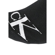 Schwarze Calvin Klein Herrensocken aus Baumwolle mit einem markanten weißen CK-Logo, eingestrickt im 2er-Pack
