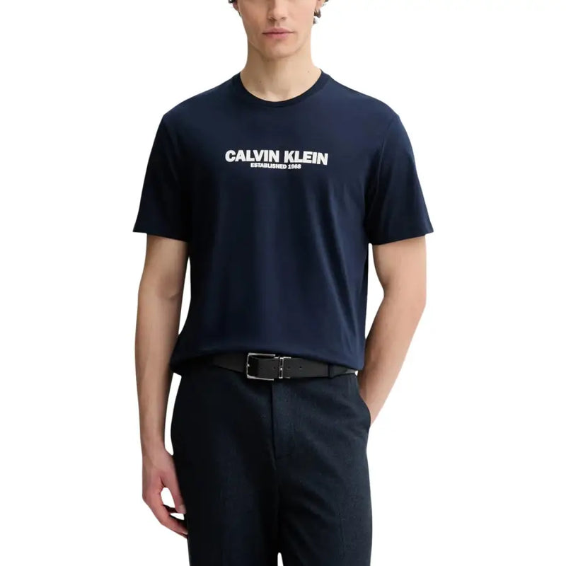 Marineblau Calvin Klein Männer t-shirt mit Weiß Calvin Klein Das Gründungslogo von 1986 prangt quer über der Brust.