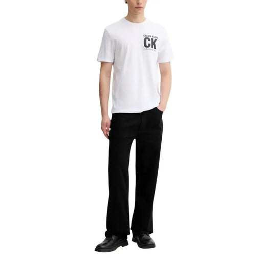 Weiß Calvin Klein Männer t-shirt mit schwarzem CK-Logo und aufgedrucktem Text auf der Brust, aus weichem Baumwollstoff