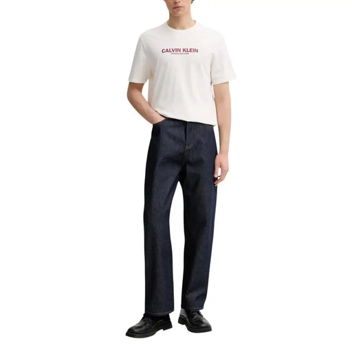 Calvin Klein Männer t-shirt aus weißer Baumwolle mit rosa Logo-Schriftzug und klassischem Rundhalsausschnitt