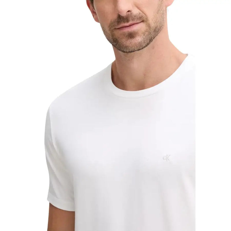 Weiß Calvin Klein Männer t-shirt mit einem dezenten, gestickten Logo auf der linken Brust für lässige Kleidung