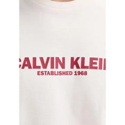 Weiß Calvin Klein Männer t-shirt mit kräftigem Rot Calvin Klein und die Jahreszahl 1968 wurde auf der Brust eingeführt.