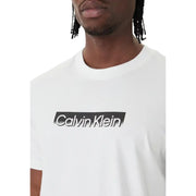 Weiß Calvin Klein Männer t-shirt mit einem schwarzen rechteckigen Logo mit markanter, abgenutzter Schrift auf der Vorderseite