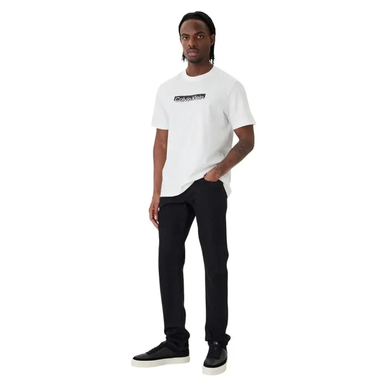 Calvin Klein Männer t-shirt aus weißem Baumwollstoff mit einem schwarzen rechteckigen Logo auf der Brust