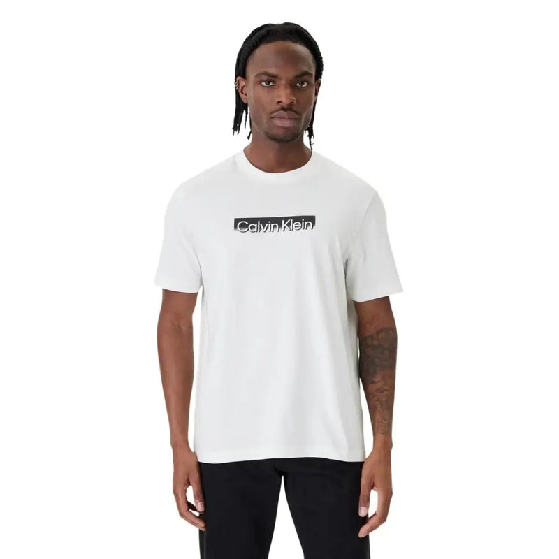 Calvin Klein Männer t-shirt Aus weißer Baumwolle mit schwarzem rechteckigem Logo auf der Brust für lässige Kleidung