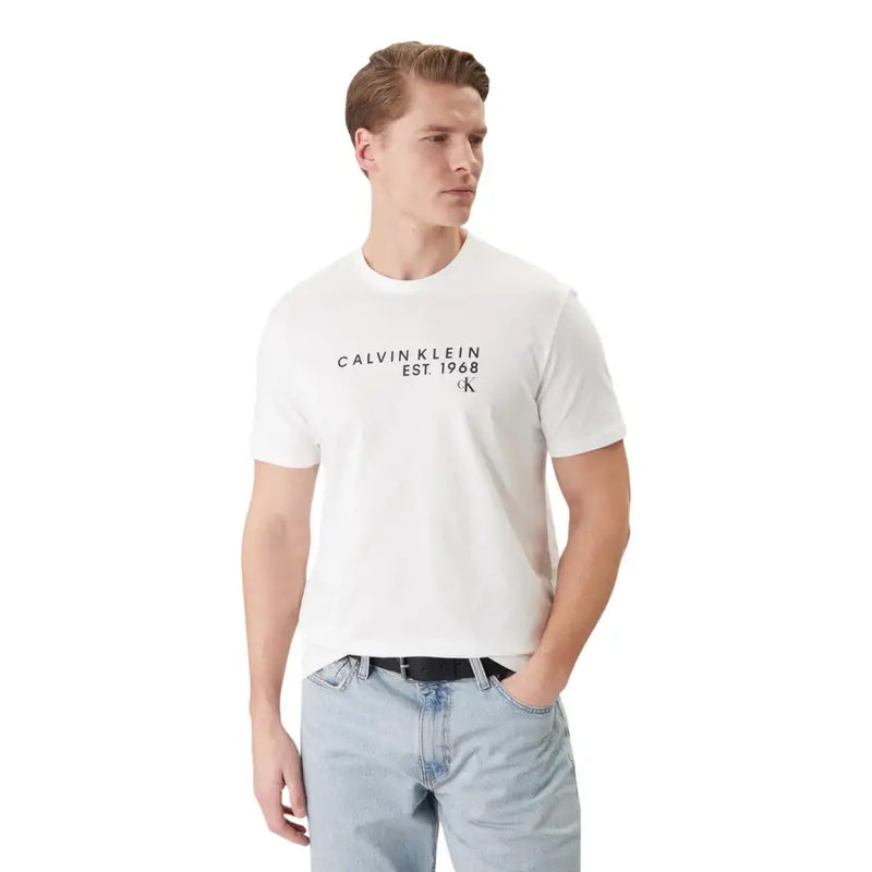 Weißes Calvin Klein Herren-T-Shirt mit schwarzem Calvin Klein Est-Print, Baumwolle, Rundhalsausschnitt, Kurzarm, Größe 30 (EU-Modell)