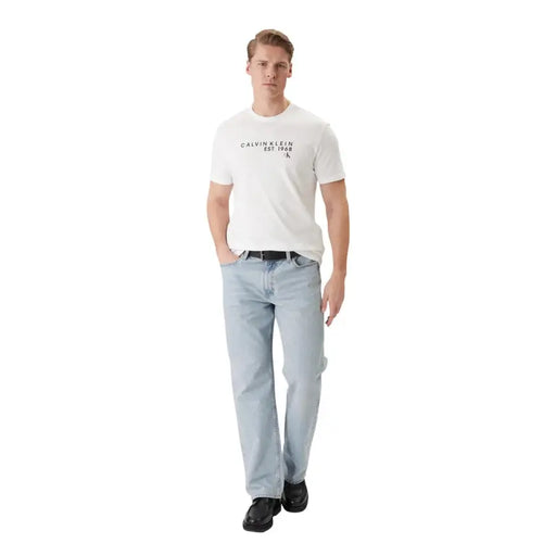 Calvin Klein Weißes Herren-T-Shirt aus Baumwolle mit Rundhalsausschnitt, schwarzem Calvin Klein-Logo (gegr. 1968) und CK-Emblem auf der Brust