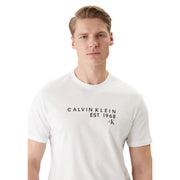 Calvin Klein Weißes Herren-T-Shirt aus Baumwolle mit Rundhalsausschnitt und schwarzem Calvin Klein-EST-Aufdruck auf der Vorderseite, ideal für die Freizeit.