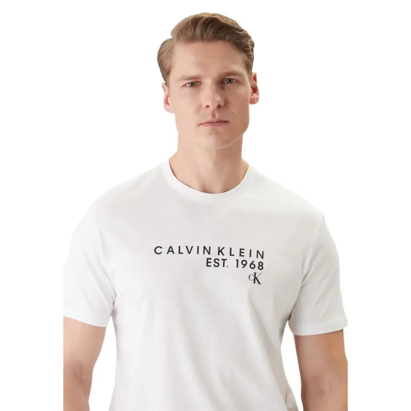 Calvin Klein Weißes Herren-T-Shirt aus Baumwolle mit Rundhalsausschnitt und schwarzem Calvin Klein-EST-Aufdruck auf der Vorderseite, ideal für die Freizeit.