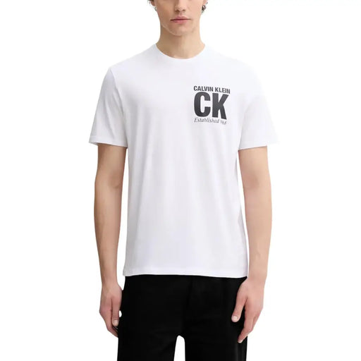 Calvin Klein Männer t-shirt Weißes Baumwollshirt mit markantem schwarzem CK-Logo und dem Schriftzug „Gründung 1986“ auf der Brust