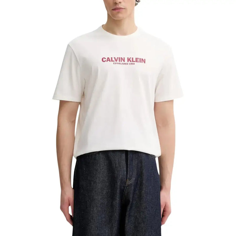 Calvin Klein Männer t-shirt Weißer Baumwollstoff mit pinkfarbenem Calvin Klein-Logo (gegründet 1969) auf der Brust