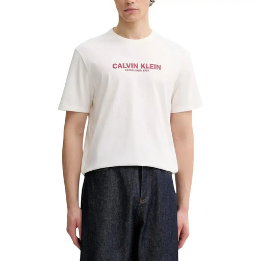Calvin Klein Männer t-shirt Weißer Baumwollstoff mit pinkfarbenem Calvin Klein-Logo (gegründet 1969) auf der Brust