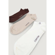 Set mit drei Calvin Klein Herren-Knöchelsocken in Braun, Beige und Weiß mit dezentem CK-Branding für den Alltag