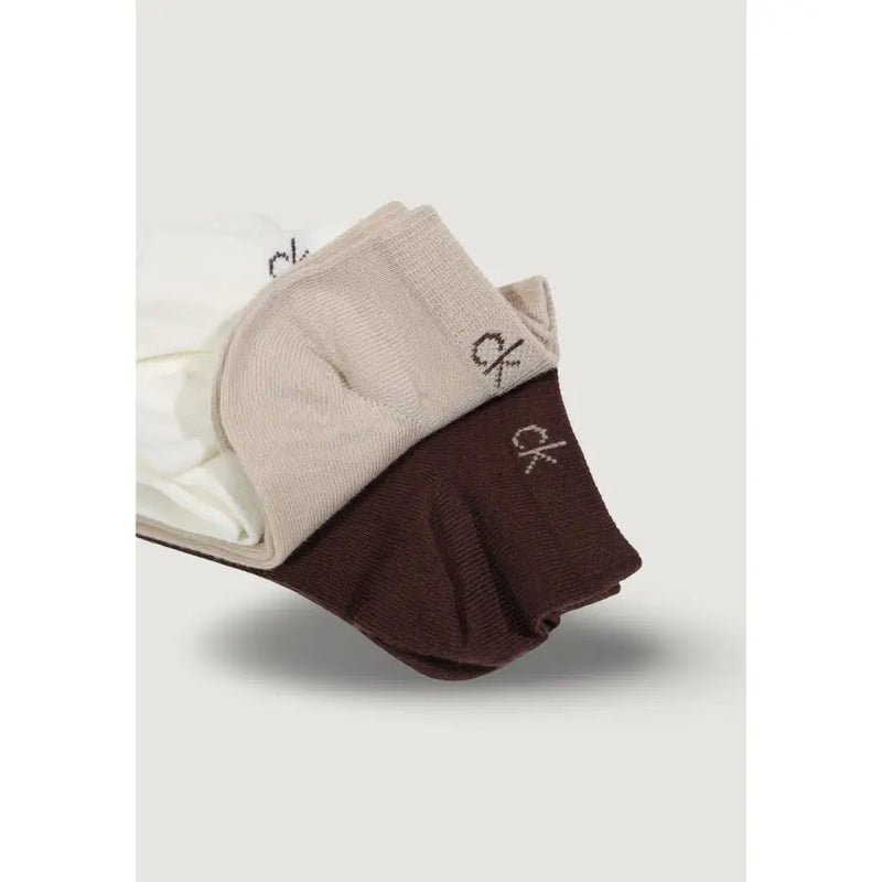 Ein Set aus drei Calvin Klein Herren-Knöchelsocken in Beige, Braun und Weiß für Freizeit und Alltag