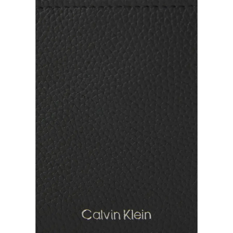 Calvin Klein Herren-Geldbörse aus schwarzem, genarbtem Leder mit silbernen Details Calvin Klein Logo auf der Vorderseite