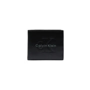 Schwarze Calvin Klein Herren-Geldbörse mit elegantem, geprägtem Logo und glatter Lederoberfläche, die die Vorderseite zeigt
