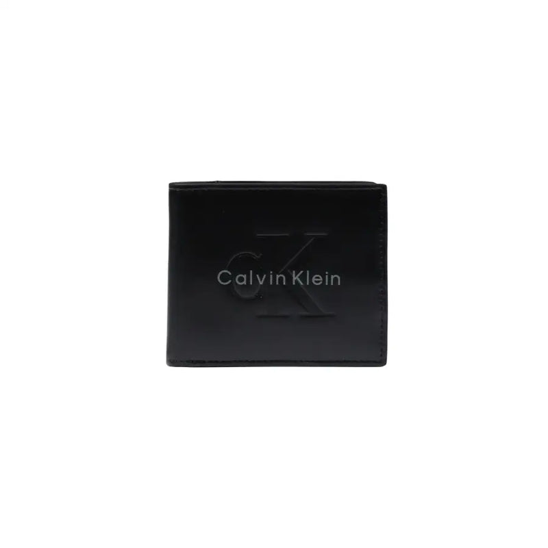Schwarze Calvin Klein Herren-Geldbörse mit elegantem, geprägtem Logo und glatter Lederoberfläche, die die Vorderseite zeigt
