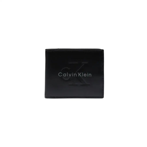 Schwarze Calvin Klein Herren-Geldbörse mit elegantem, geprägtem Logo und glatter Lederoberfläche, die die Vorderseite zeigt
