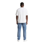 Calvin Klein Weißes Herren-T-Shirt aus Baumwolle mit Rundhalsausschnitt und kurzen Ärmeln, getragen von einem Model, Vorderansicht