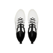 Weiße Calvin Klein Herren-Sneaker aus Polyester mit Schnürung, schwarzen Schnürsenkeln und sichtbaren Markendetails.