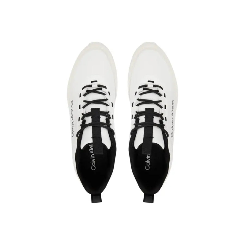 Weiße Calvin Klein Herren-Sneaker aus Polyester mit Schnürung, schwarzen Schnürsenkeln und sichtbaren Markendetails.