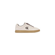 Calvin Klein Herren weiße Wildleder sportliche Low-Sneakertop Sneaker mit schwarzen Schnürsenkeln, hellbrauner Gummisohle und CK-Logo an der Seite