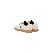 Calvin Klein Weiße, sportliche Herren-Sneaker aus Wildleder mit cremefarbenem Canvas-Obermaterial, schwarzen Schnürsenkeln, hellbrauner Sohle und CK-Logo an der Seite