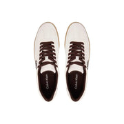 Calvin Klein Weiße sportliche Herren-Sneaker aus Wildleder mit braunen Schnürsenkeln und hellbrauner Gummisohle, Vorderansicht