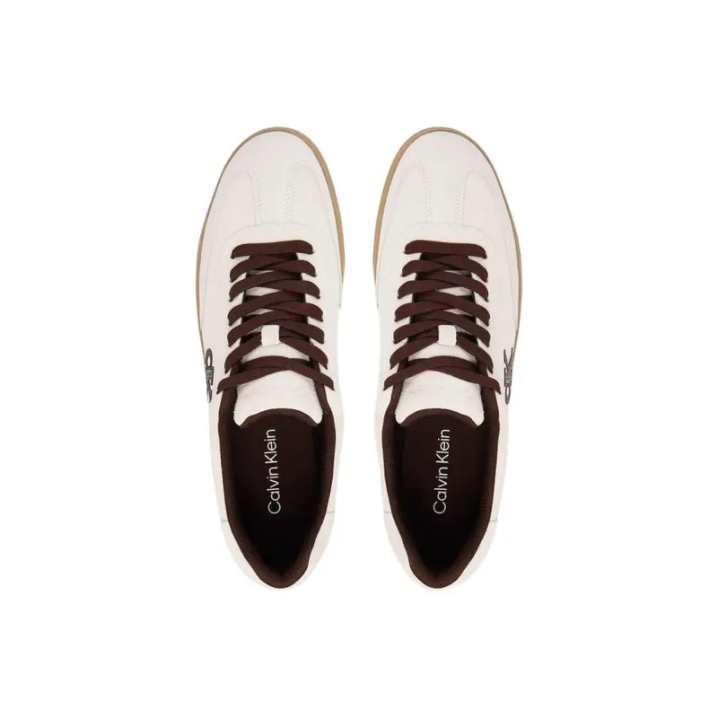 Calvin Klein Weiße sportliche Herren-Sneaker aus Wildleder mit braunen Schnürsenkeln und hellbrauner Gummisohle, Vorderansicht