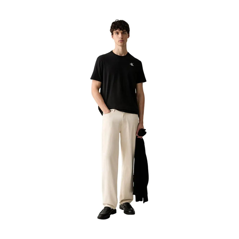 Calvin Klein Schwarzes Herren-T-Shirt aus Baumwolle, klassische Passform, mit kleinem weißen Logo auf der Brust.