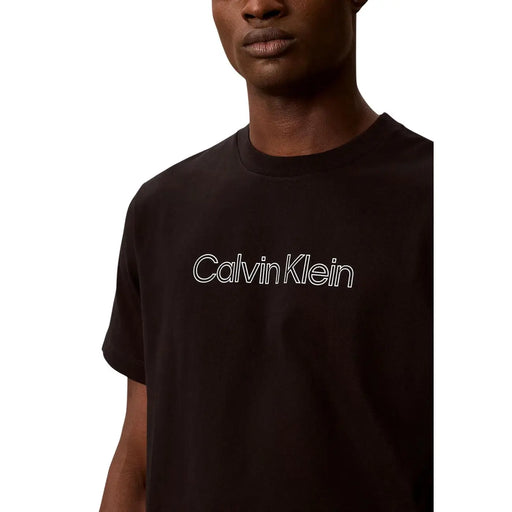 Calvin Klein Schwarzes Herren-T-Shirt aus Baumwolle in klassischer Passform mit weiß umrandetem Logo auf der Brust