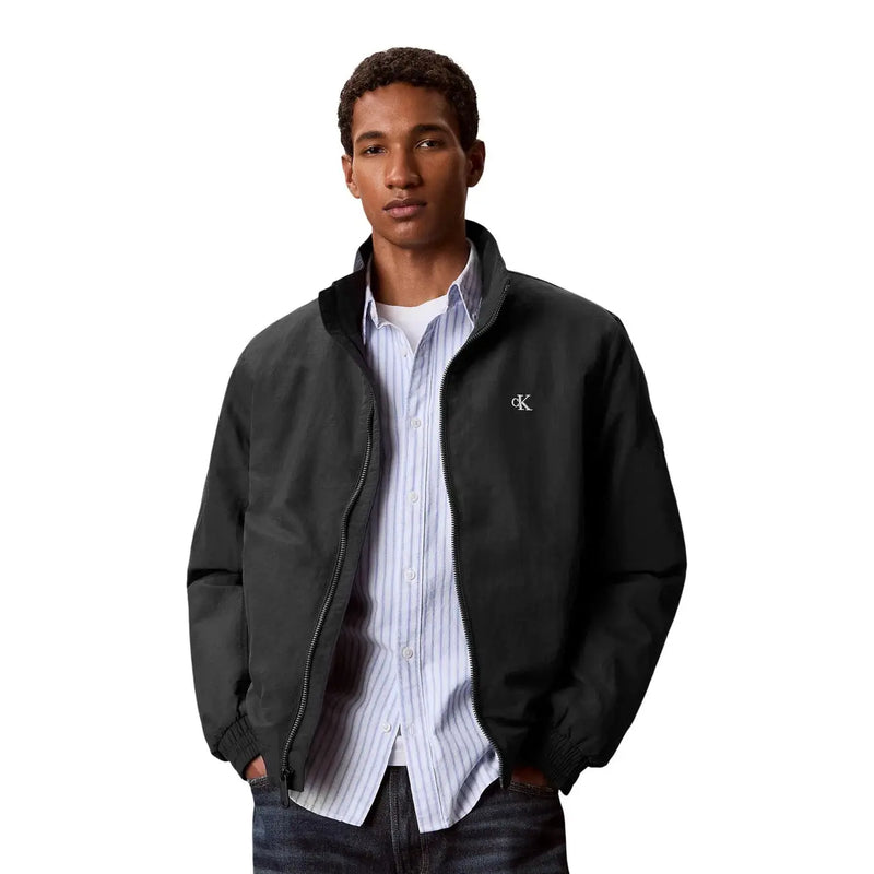 Calvin Klein Schwarzer Herrenblazer aus Nylon mit dezentem, gesticktem Logo auf der linken Brustseite.